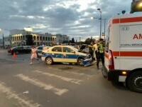 O șoferiță din Constanța a fost rănită după ce a intrat într-o mașină de poliție aflată în misiune. Mașina ei s-a răsturnat