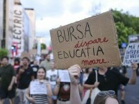 Sute de elevi și studenți au protestat în Piața Victoriei împotriva reducerii burselor. „Nu ne vindeți viitorul