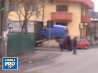 Nu e banc! De cati oameni e nevoie sa urci un microbuz intr-un camion?