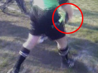 Pe terenul de fotbal, ca-n vestul salbatic! Vezi aici arbitrul pistolar!