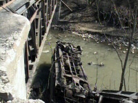 Trei vagoane ale unui tren marfar au cazut in Jiu!