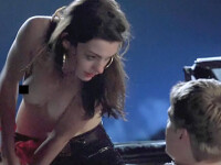Anne Hathaway face sex oral in masina! Vezi cu cine