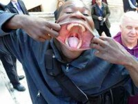 Poate sa-si bage in gura un pepene INTREG! El este omul de CAUCIUC!