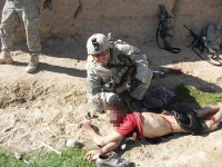 Soldat american care pozeaza alaturi de cadavrul unui afgan civil