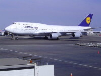 Avion Lufthansa pe aeroport