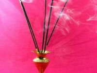 Pericole parfumate. Betisoarele si esentele pot duce la astm si dermatite