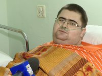 Barbatul care cantareste peste 300 de kilograme a ajuns la Spitalul din Timisoara, si va fi operat. 