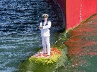 Imagini inedite cu comandantul celui mai mare vas de croaziera din lume. Unde s-a fotografiat capitanul vasului Queen Mary 2