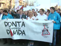 Elena Udrea si 8.000 de membrii si simpatizanti PMP i-au cerut demisia lui Victor Ponta. Petitia depusa sambata la Guvern