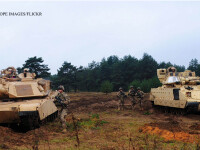 soldati si blindate americane in Letonia 2014