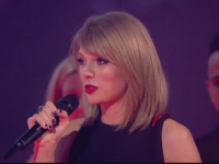 Cantareata Taylor Swift si-a asigurat o parte a corpului pentru 40 de milioane de dolari. La ce tine cel mai mult