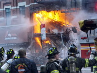 Incendiu de proportii in New York. Trei cladiri de locuinte s-au prabusit in urma unei explozii, iar 19 oameni au fost raniti