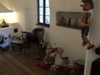 Expozitie cu jucarii rare, la Castelul Bran. Povestea fiecarui exponat, prezentata de colectionarul din Brasov