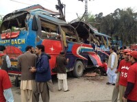 Cel putin 16 angajati ai guvernului Pakistanez, ucisi in explozia unui autobuz. Deflagratia, provocata de o bomba de 4 kg