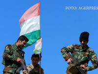 soldati Peshmerga ridicand steagul kurd