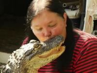O americanca incearca sa convinga autoritatile din Florida s-o lase sa tina in casa un aligator, ca animal de companie