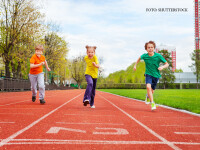 copii alearga pe pista de atletism