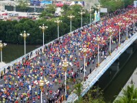 Mii de oameni s-au ranit la un maraton din China. Motivul pentru care ambulantele au intervenit in peste 12.000 de cazuri