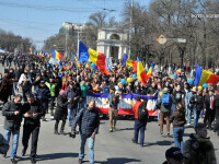 50.000 de moldoveni au cerut in strada unirea cu Romania. Doua alerte cu BOMBA in Chisinau, pe traseul marsului