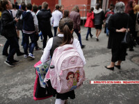 O fetita intra in scoala, in Bucuresti,