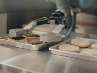 Prima zi de munca a unui robot care intoarce burgerii pe grill. A inlocuit mai multi angajati la un restaurant din SUA