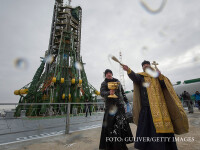 preot binecuvantand lansarea unui rachete la Baikonur