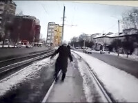 femeie lovita de tramvai