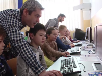 Mai multe scoli din Cluj au introdus ca disciplina optionala, pentru elevii de clasa a 4-a, programarea. Ce invata copiii