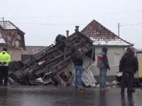 Șoferul unui camion plin cu bere și suc a derapat pe polei și a intrat într-o casă, în Mureș