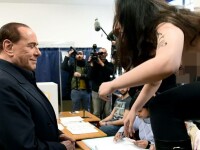 Protest topless la o secție de vot din Milano. Femeia și-a scris pe bust: ”Berlusconi, ai expirat”