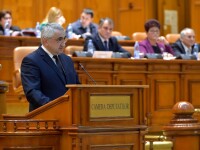 Valentin Popa, ministrul Educatiei Nationale, rosteste un discurs in cadrul sedintei de plen a Camerei Deputatilor, la dezbaterea motiunii simple