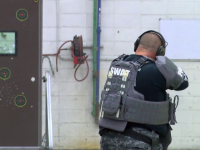 O trupă SWAT a testat ușa antiglonț care-i apără pe elevi de atacurile armate în scoli