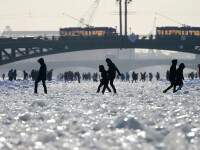 Localnicii se plimbă pe râul înghețat care trece prin centrul Sankt Petersburgului