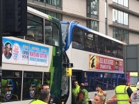 Coliziune violentă între două autobuze, în Manchester: 14 victime