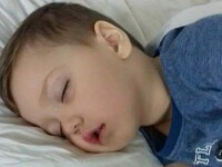 La 3 ani suferă de leucemie, iar tratamentul său nu se mai găsește în România. Orice ajutor contează pentru viața lui David