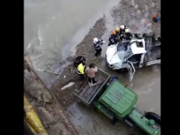 O camionetă a căzut de pe un pod, în Suceava. Şoferul a murit pe loc
