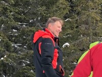 Președintele Iohannis, surprins zâmbitor pe o pârtie de schi din Munții Șureanu