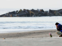 7 ani de la tsunamiul devastator din Japonia. Oamenii depun flori pe plajă, în memoria victimelor