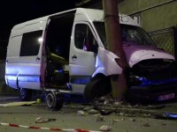 Accident pe o stradă din Cluj-Napoca. Un şofer a izbit un stâlp şi o ţeavă de gaze