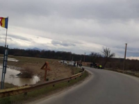 O șoferiță de 74 de ani a căzut cu tot cu mașină în râu, la Brașov. Femeia era beată