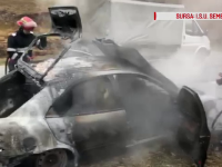 O maşină, cuprinsă de flăcări violente, s-a făcut scrum în Caraş-Severin