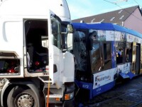 Cel puţin 15 persoane au fost rănite în urma coliziunii între un tramvai şi camion, în Germania