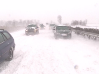 Europa, afectată de iarna târzie. Zeci de șoferi, blocați pe șoselele invadate de zăpadă