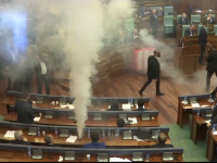 Scandal în Parlamentul din Kosovo. Grenade cu gaz lacrimogen aruncate de opoziție
