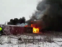 Un rezervor al unei foste rafinării din Ploiești a fost cuprins de flăcări