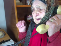 O bătrână din Dâmbovița, păgubită prin metoda „accidentul”. Ea fusese avertizată de fiu