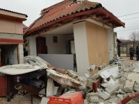 O casă din Năvodari, distrusă de o explozie. Două persoane au fost rănite