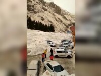 Zeci de mașini, îngropate în zăpadă din cauza unei avalanșe în Rusia. VIDEO
