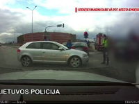Cum a dat de necaz un șofer curios din Lituania. VIDEO