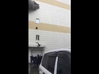 barbat care sare de la geamul mall-ului in rusia